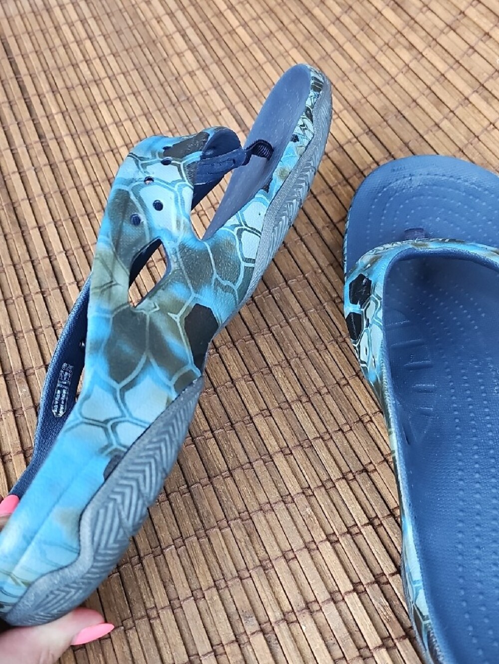CROCS Men's Blue Patterned Flip-Flops Sandal Breathable Aqua Accents AJ - Picture 8 of 11